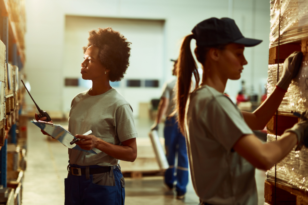 Duas mulheres trabalhando com radiocomunicadores